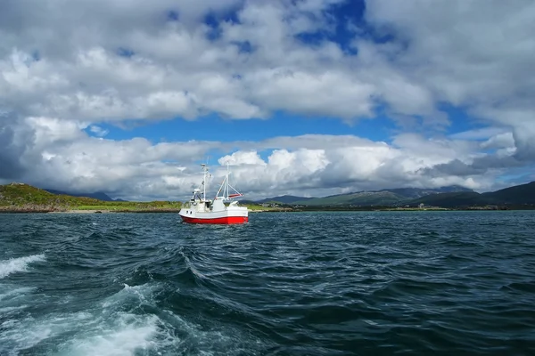 Barco de pesca vermelho e branco — Fotografia de Stock