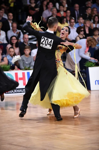 Pareja de baile de salón, bailando en la competencia —  Fotos de Stock