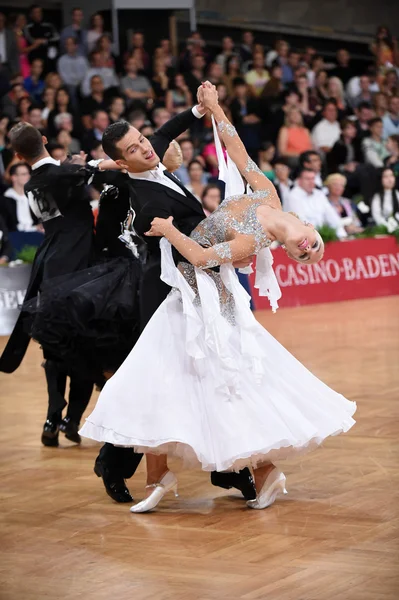 Ballroom dance couple, dancing at the competition — Stock Photo, Image