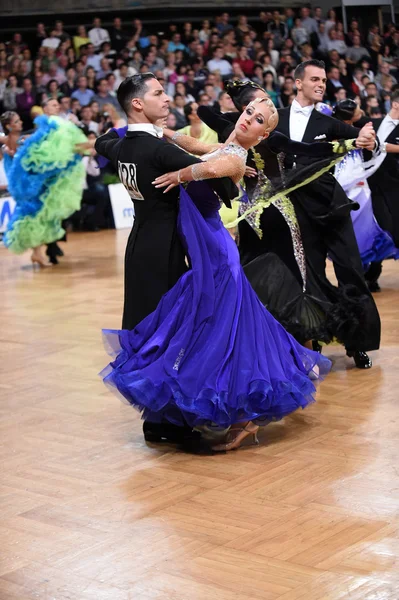 コンクールで踊る社交ダンス カップル — ストック写真