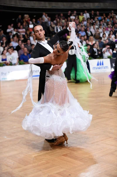 Ballroom dance couple, dancing at the competition — Stock Photo, Image