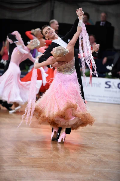 Pareja de baile de salón, bailando en la competencia — Foto de Stock