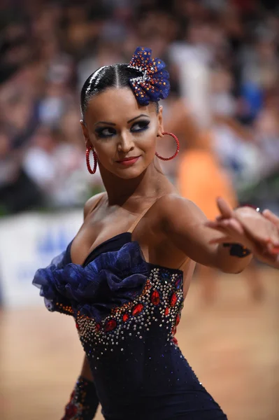 Kvinnliga latin dansare dansar under tävling — Stockfoto