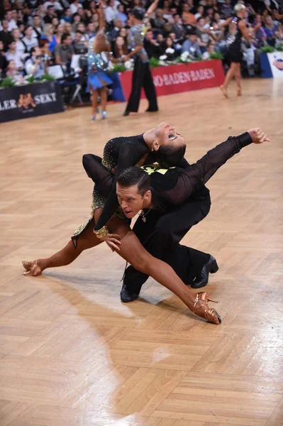 Pareja latinoamericana bailando en la competición — Foto de Stock