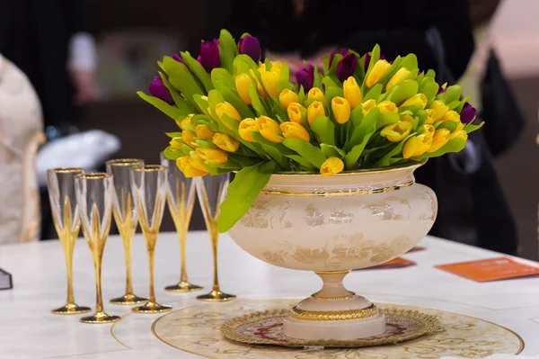 Vintage vas med tulpaner och champagneglas — Stockfoto