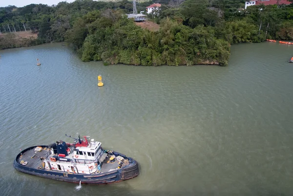 Sleepboot boot in de haven van Panama canal — Stockfoto
