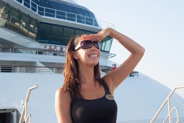 Женщина на палубе круизного лайнера — стоковое фото