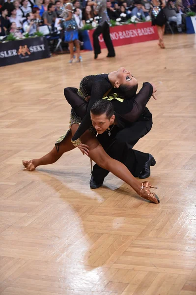 Pareja latinoamericana bailando en la competición — Foto de Stock