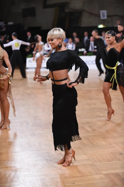 Vrouwelijke Latijns-danser dansen tijdens de wedstrijd — Stockfoto