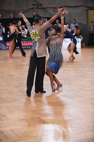 Латиноамериканская пара танцует на соревнованиях — стоковое фото