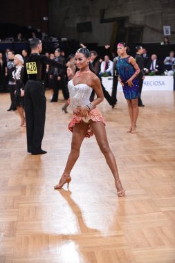 Yarışma sırasında kadın latin dansçı