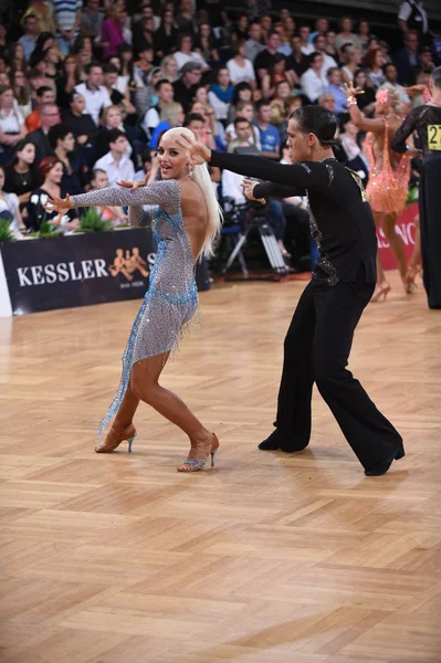 Pareja latinoamericana bailando en la competición — Foto de Stock