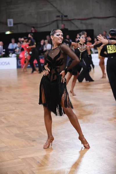 Lateintänzerin tanzt während des Wettbewerbs — Stockfoto