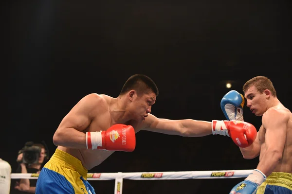 World series of boxning: Ukraina Otamans vs Kina drakar — Stockfoto