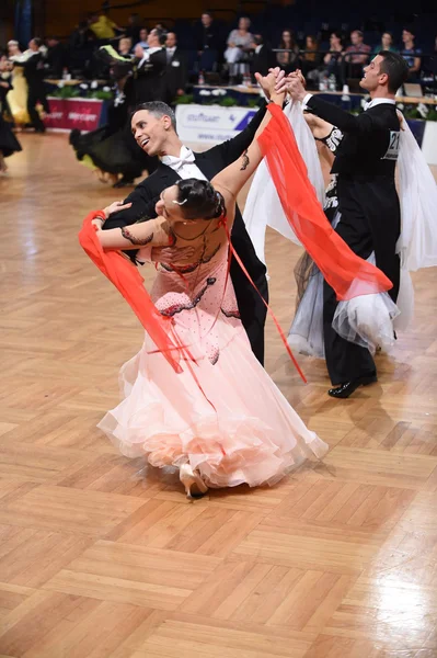 Pareja de baile de salón, bailando en la competencia — Foto de Stock