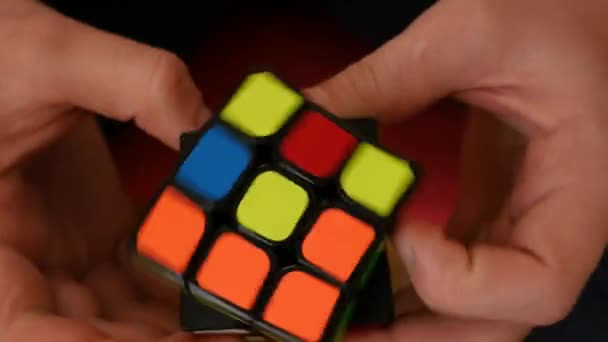 Mladý chlapec rychle a správně vyřešit Rubikova kostka