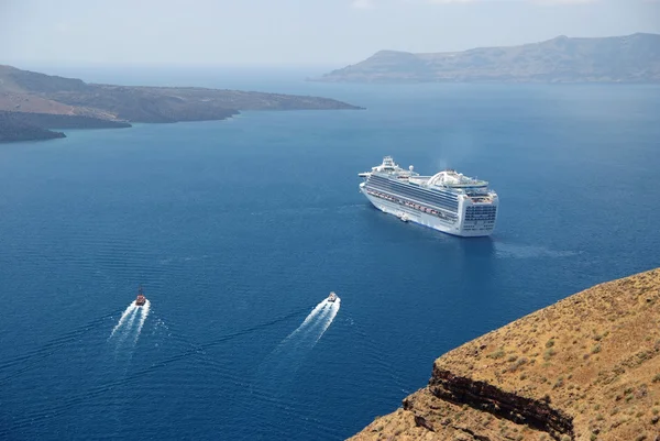 Statek wycieczkowy w pobliżu Santorini — Zdjęcie stockowe