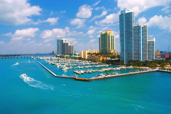 Luftaufnahme von South Miami Beach und Wolkenkratzern — Stockfoto