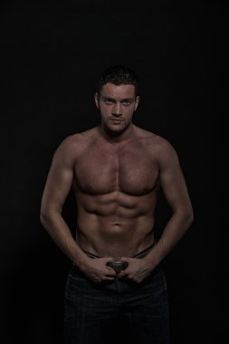 Glamour genç kaslı atletik adam