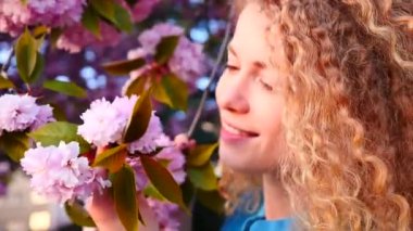 Genç kadın kiraz çiçeği kokulu