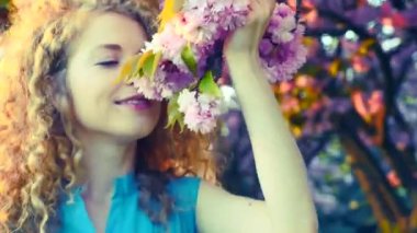 Genç kadın kiraz çiçek kokulu