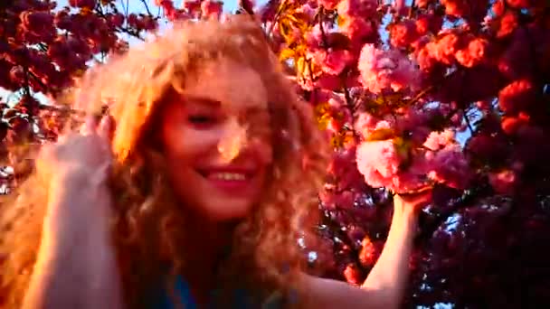 Mladá žena a třešňového květu při západu slunce