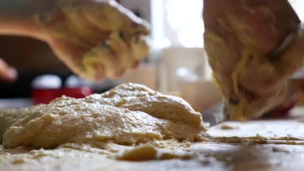 Femme grattant la pâte de la table — Video