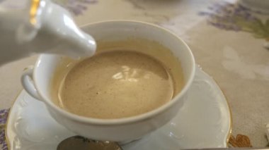 Biri içine süt dökülen