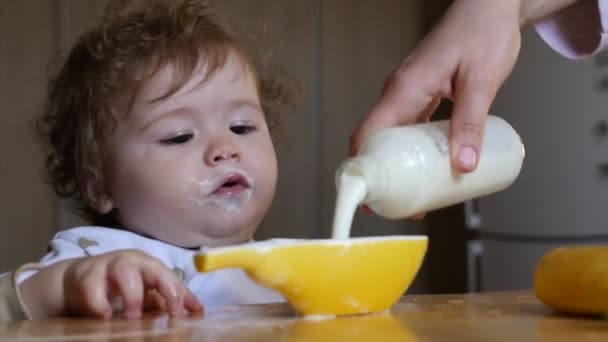 Baby eating yoghourt — Stock Video