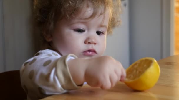 Ребенок с апельсином — стоковое видео