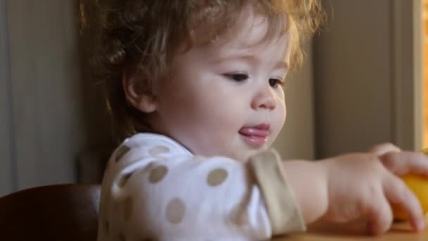 Niño comiendo naranja — Vídeo de stock