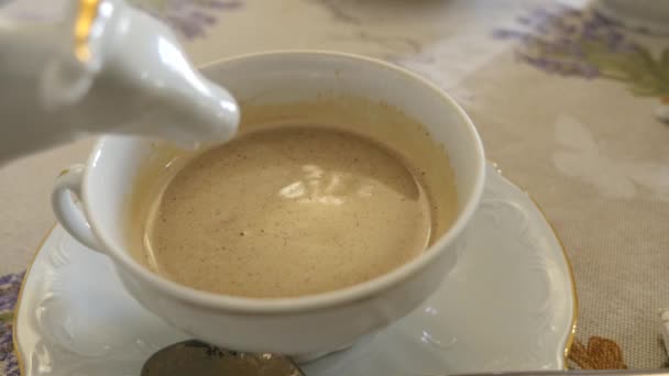 Quelqu'un verse du lait dans la tasse 