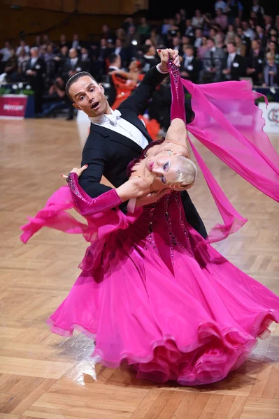 Ballroom dance couple, dancing at the competition — Stock Photo, Image