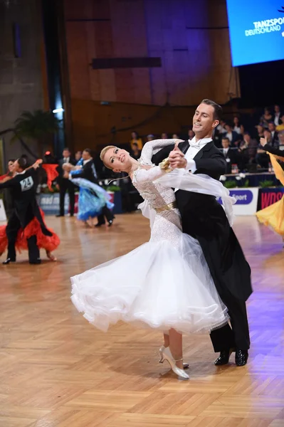 Ballroom dance couple, dancing at the competition — Stock Photo, Image