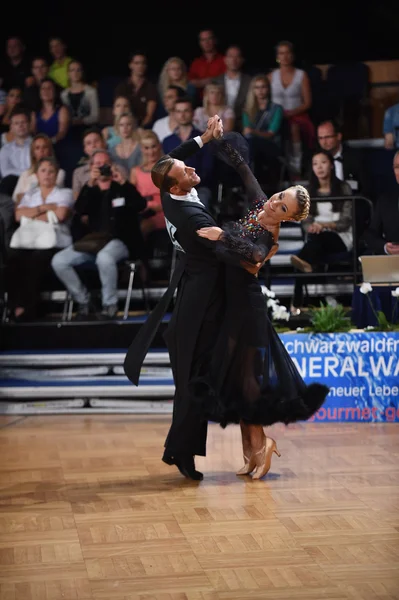 Pareja de baile de salón, bailando en la competencia — Foto de Stock