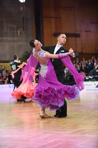 Ballroom dance couple, dancing at the competition — Stock Photo, Image