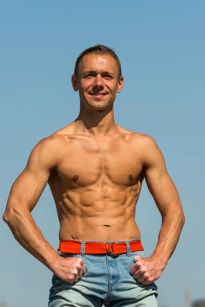 En man med en vacker muskulös kropp — Stockfoto