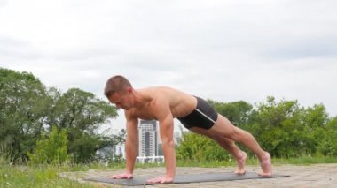 Yoga asanas parkta yapan yakışıklı esnek atletik erkek