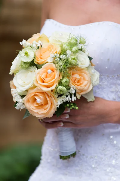 Belo buquê de casamento em mãos da noiva — Fotografia de Stock