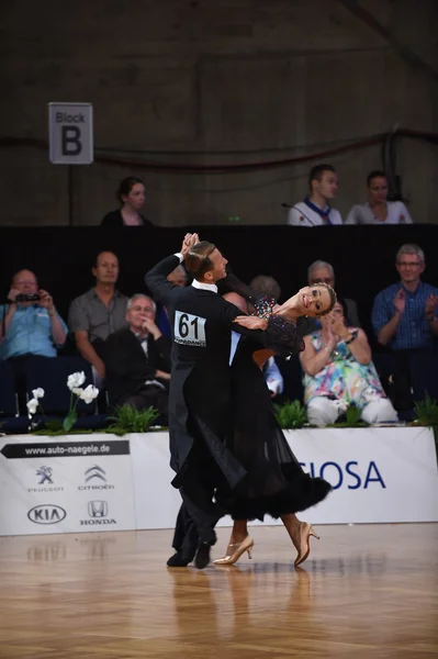 Ballroom dance couple, dancing at the competition — Stock Photo, Image