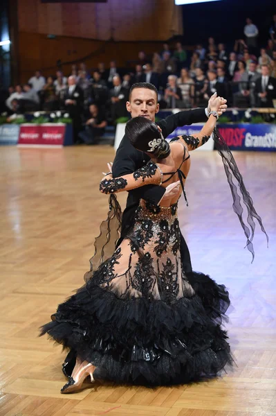 Ballroom dance par, dans på tävlingen — Stockfoto