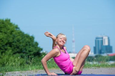 genç kadın doğada Yoga uygulamak
