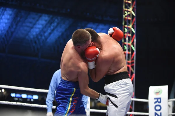 在舞台上利沃夫体育场的排名拳击战斗。 — 图库照片