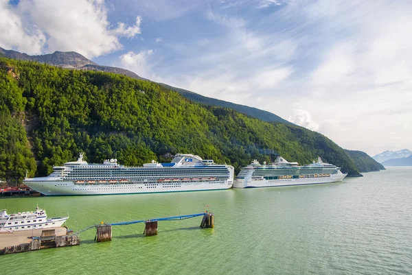 Δύο κρουαζιερόπλοιων αγκυροβολημένο σε Skagway, Αλάσκα — Φωτογραφία Αρχείου