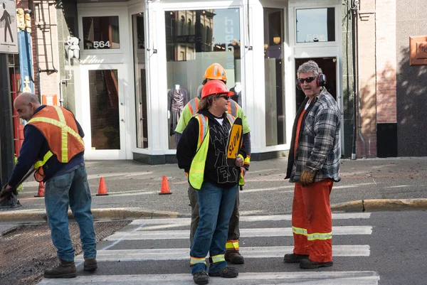 Les travailleurs de la rue de la construction parlent de progrès dans le travail — Photo