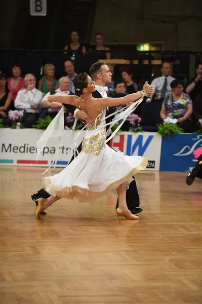 Tańca towarzyskiego para taniec w konkursie — Zdjęcie stockowe
