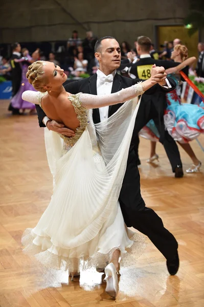 Baile de salón pareja bailando en la competencia — Foto de Stock