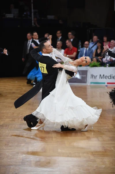 Casal de dança de salão dançando na competição — Fotografia de Stock