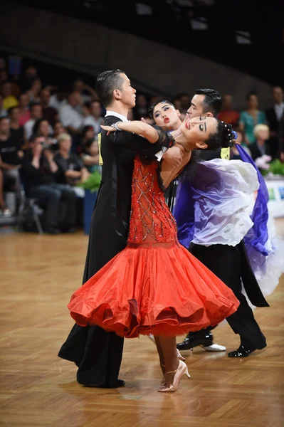 Baile de salón pareja bailando en la competencia —  Fotos de Stock