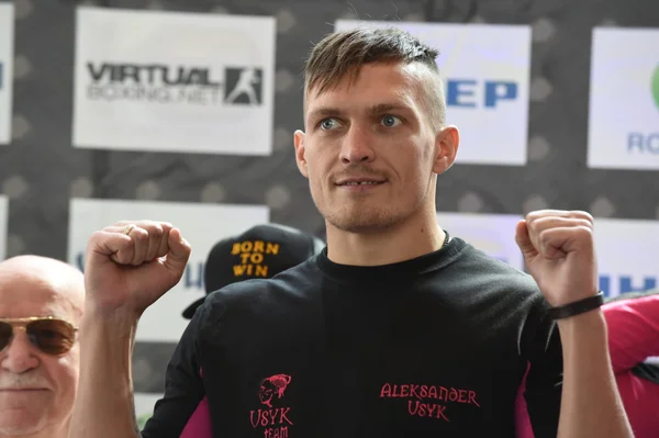 Olympiasieger Aleksandr Usyk aus der Ukraine beim offiziellen Wiegen vor dem Kampf gegen johnny muller — Stockfoto